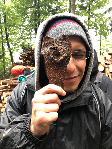 Jesse Gehrke ’21 MF peers through bark during a Yale Forestry field trip. 
